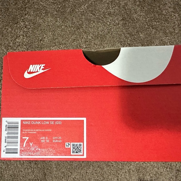 NIKE DUNK LOW SE (GS)
THUNDER BLUE/METALLIC COPPER
Used in Fair condition - Picture 7 of 7